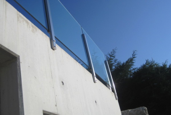 Kit de garde-corps en verre et métal pour une terrasse