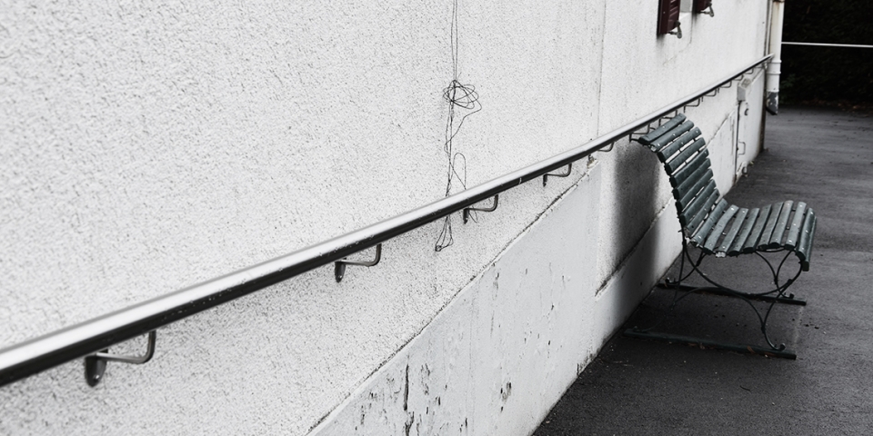 Mains courantes installées contre un mur